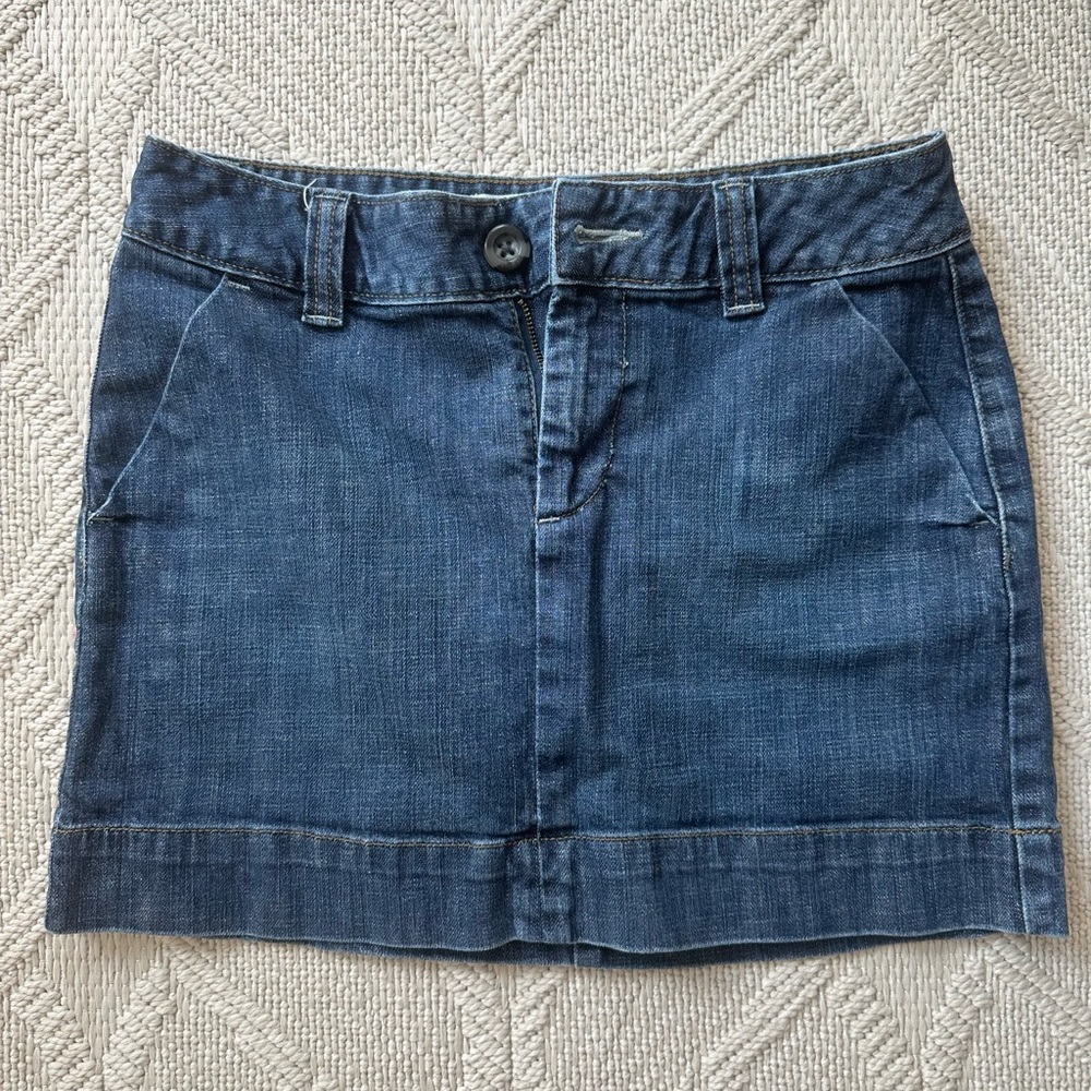 Gap Jeans (sz 4) Denim mini skirt. Back buttoned pockets.